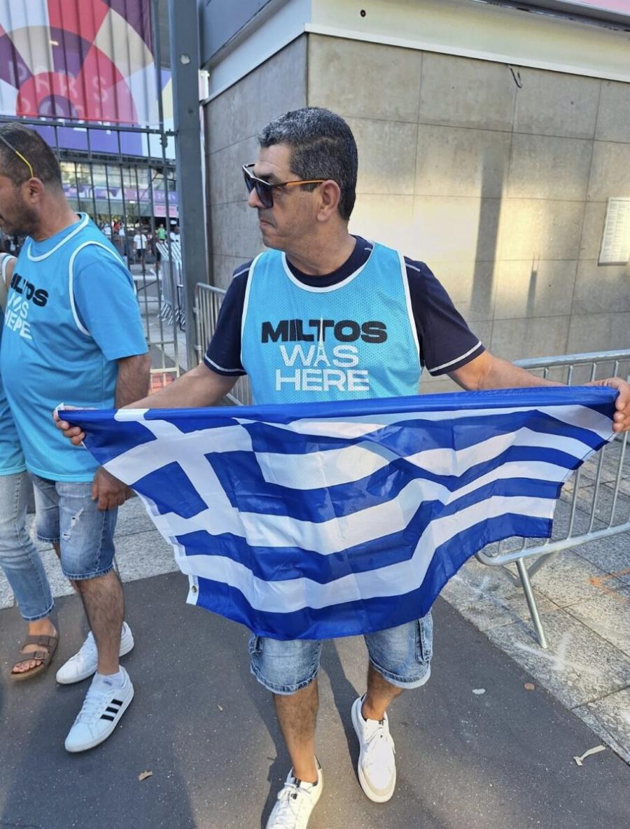 Μίλτος Τεντόγλου: Στο Παρίσι ο παππούς, η γιαγιά και όλη του η οικογένεια με τρομερά μπλουζάκια