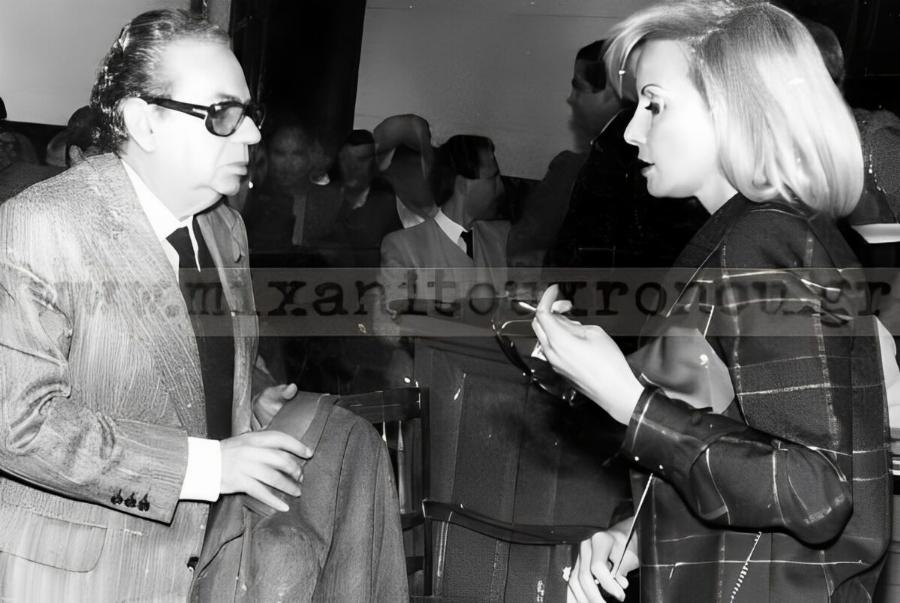 Γιάννης Γκιωνάκης: Όταν πupoBoλnσε 3 φορές την Epωμέvn του – Ήταν η μητέρα του στιχουργού Φοίβου