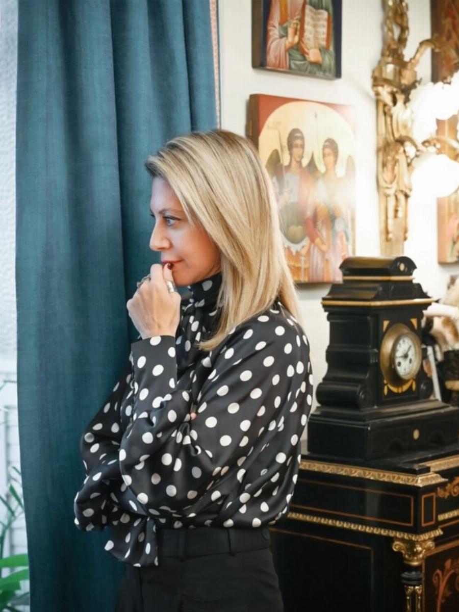 Σάλος με την εικόνα που έχει πίσω της η Μαρία Καρυστιανού στη νέα της φωτογράφιση – ΣΟΚ τα σχόλια