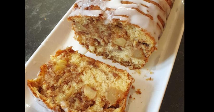 Φτιάξτε τη χωρίς δεύτερη σκέψη! Αφράτη, λαχταριστή και πανεύκολη μηλόπιτα σε μορφή κέικ — πραγματικά λαχταριστή