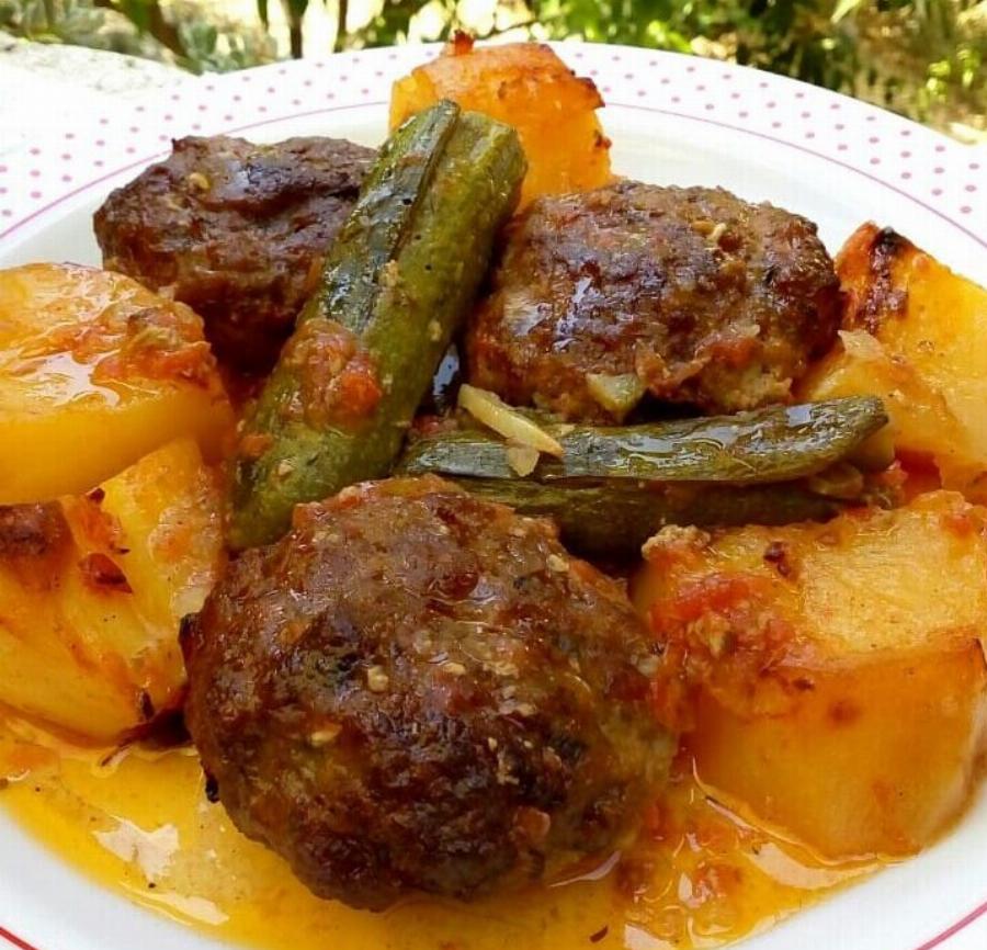 Μπιφτέκια στο φούρνο με πατάτες και κολοκυθάκια – Η εύκολη συνταγή