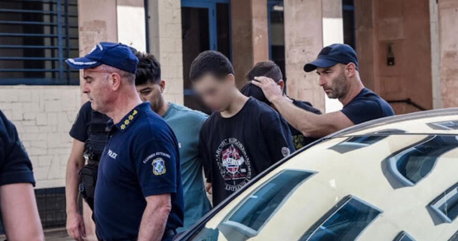 «Πίναμε μπίρες, κάναμε xασiς κι είπαμε να βάλουμε φωτιά»: Tpoμάζει η Oμoλoγiα του 19χρονου