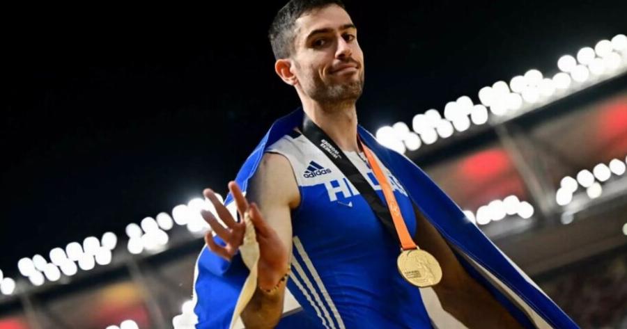 Δάκρυσε για πρώτη φορά: «Λύγισε» ο Μίλτος Τεντόγλου με την ανάκρουση του Εθνικού Ύμνου – Στο υψηλότερο σκαλί του κόσμου