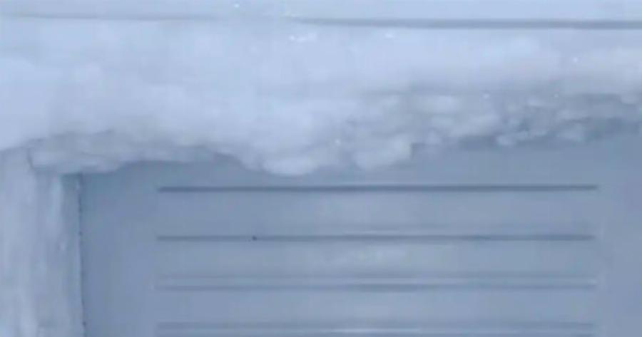 Η γιαγιά μου, μου έμαθε αυτό το κόλπο για να ξεπαγώνει την κατάψυξη γρήγορα και με σχεδόν μηδέν προσπάθεια. Δείτε πώς λειτουργεί.