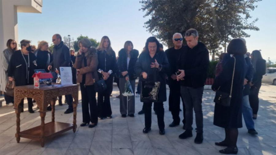 Κρίμα: Κανείς δεν πήγε στην κηδεία της Βέφας Αλεξιάδου – Έξι στεφάνια κι ελάχιστοι συγγενείς και φίλοι στο τελευταίο αντίο – Δημόσιο ξέσπασμα