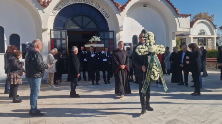 Κρίμα: Κανείς δεν πήγε στην κηδεία της Βέφας Αλεξιάδου – Έξι στεφάνια κι ελάχιστοι συγγενείς και φίλοι στο τελευταίο αντίο – Δημόσιο ξέσπασμα