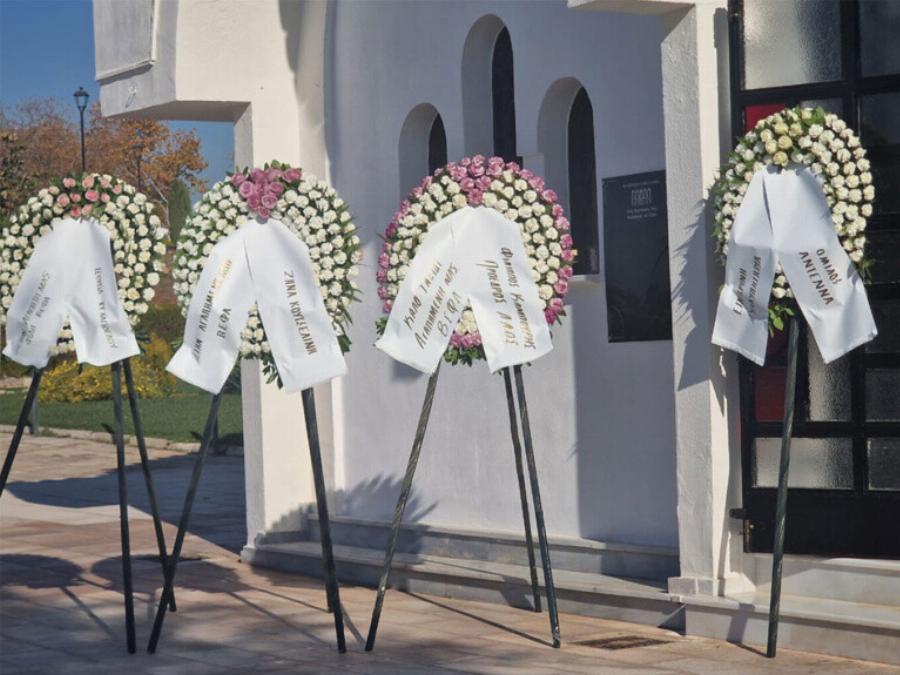 Κρίμα: Κανείς δεν πήγε στην κηδεία της Βέφας Αλεξιάδου – Έξι στεφάνια κι ελάχιστοι συγγενείς και φίλοι στο τελευταίο αντίο – Δημόσιο ξέσπασμα