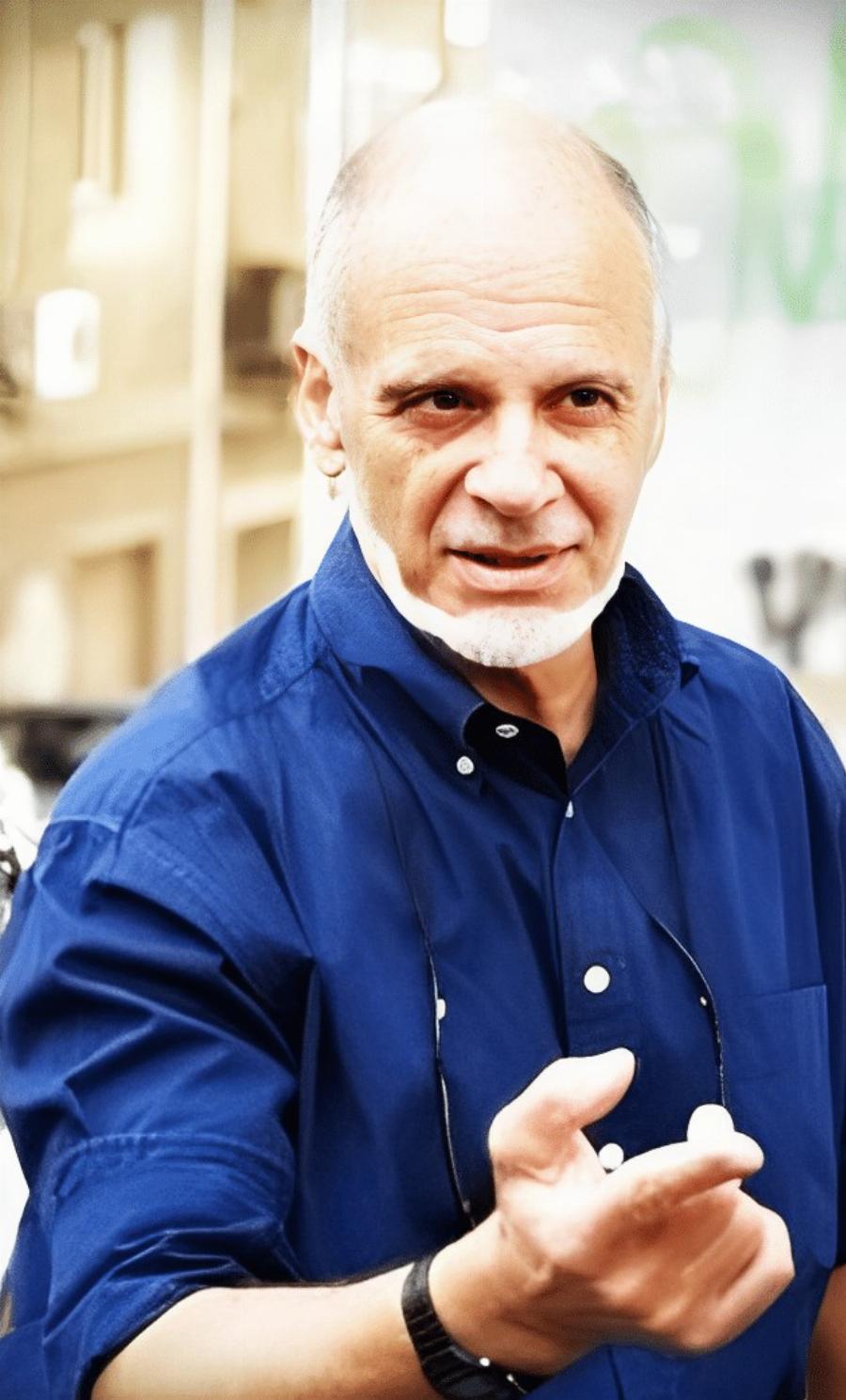 Ο Κώστας Κακκαβάς στα 88 του, παραμένει γοητευτικός, εξαιρετικά γυμνασμένος και δεν δείχνει καθόλου την ηλικία του