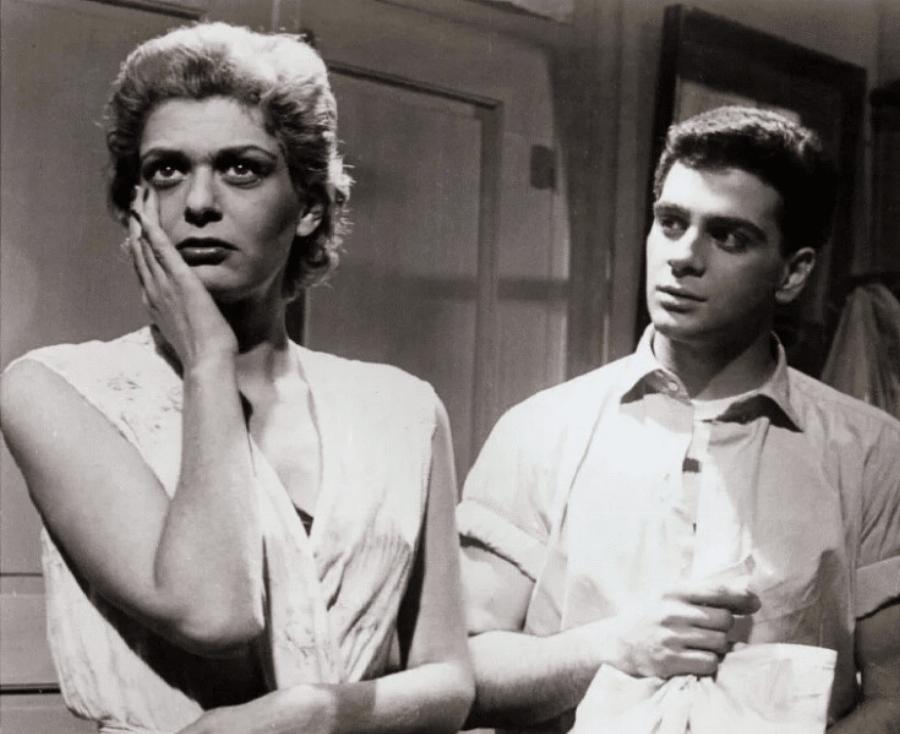 Ο Κώστας Κακκαβάς στα 88 του, παραμένει γοητευτικός, εξαιρετικά γυμνασμένος και δεν δείχνει καθόλου την ηλικία του