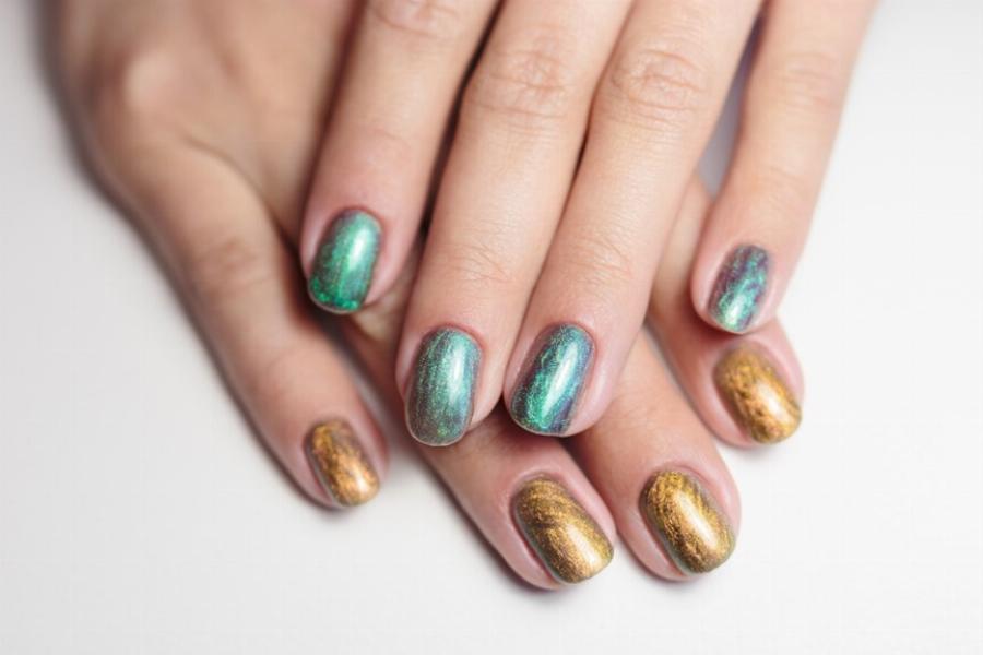 Σπάνε τα τηλέφωνα στα νυχάδικα & όλες ζητούν αυτό που έκανε η Μενεγάκη στα νύχια της, τη Νο1 τάση για 50άρες