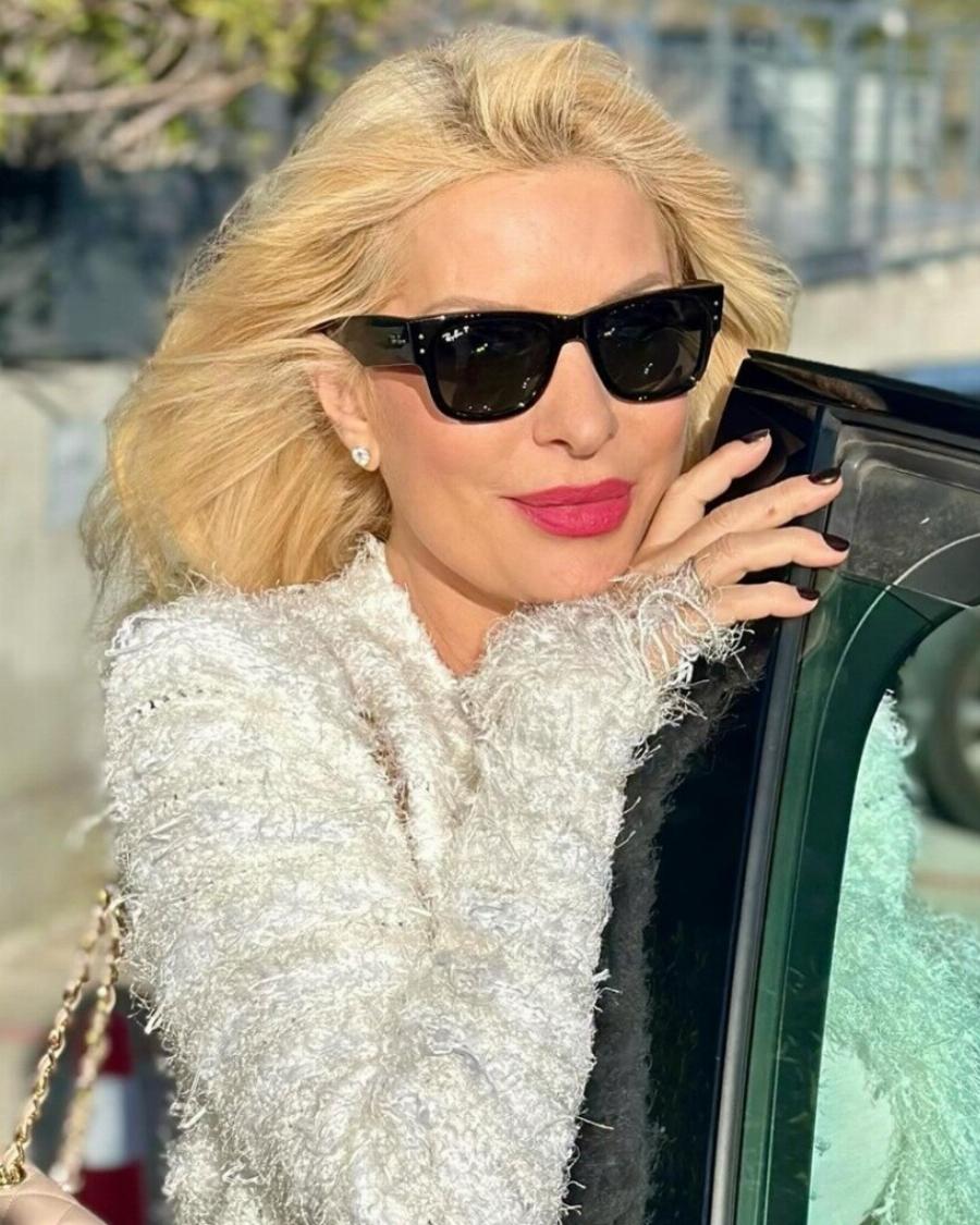 Σπάνε τα τηλέφωνα στα νυχάδικα & όλες ζητούν αυτό που έκανε η Μενεγάκη στα νύχια της, τη Νο1 τάση για 50άρες