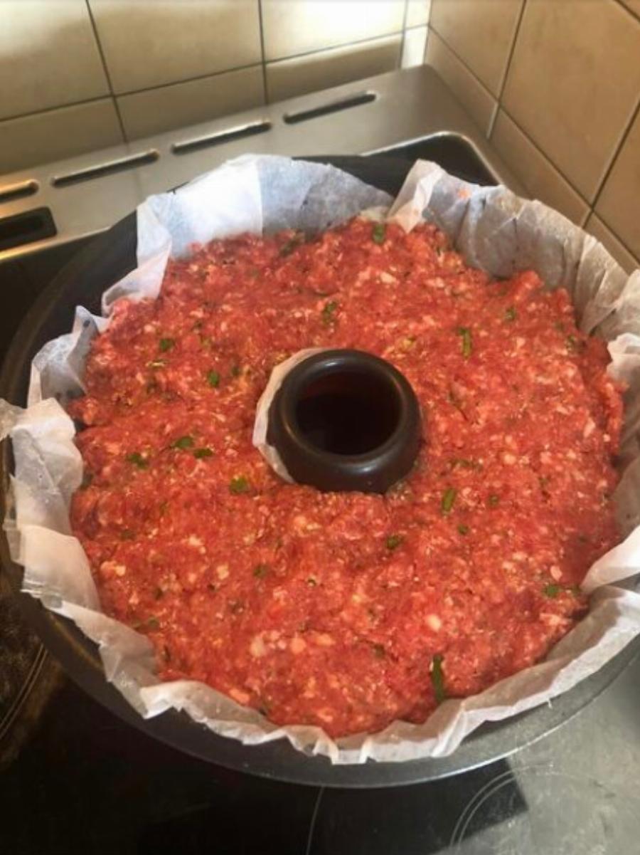 Πρωτότυπο και λαχταριστό ρολό κιμά, γεμισμένο με γραβιέρα, μπέικον και πιπεριά Φλωρίνης, ψημένο σε φόρμα για τέλειο αποτέλεσμα