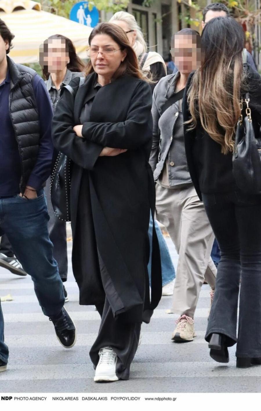 Υποκλίνεται ολόκληρη η χώρα: Ταπεινή και ακομπλεξάριστη η Έλενα Παπαρίζου βγήκε για ψώνια χωρίς μακιγιάζ όμως όλοι πρόσεξαν κάτι άλλο πάνω της