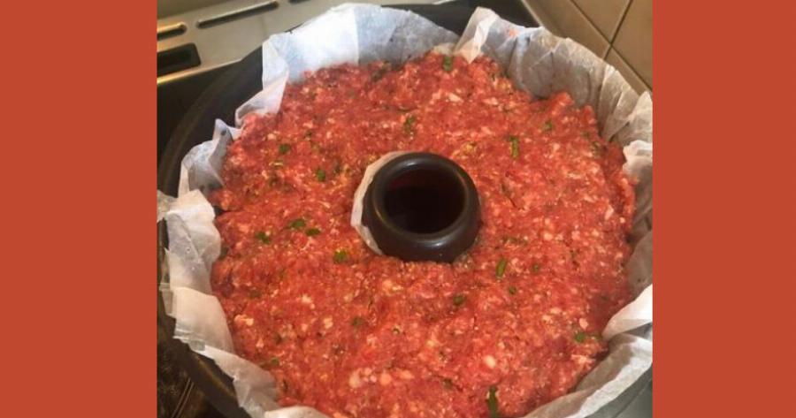 Πρωτότυπο και λαχταριστό ρολό κιμά, γεμισμένο με γραβιέρα, μπέικον και πιπεριά Φλωρίνης, ψημένο σε φόρμα για τέλειο αποτέλεσμα