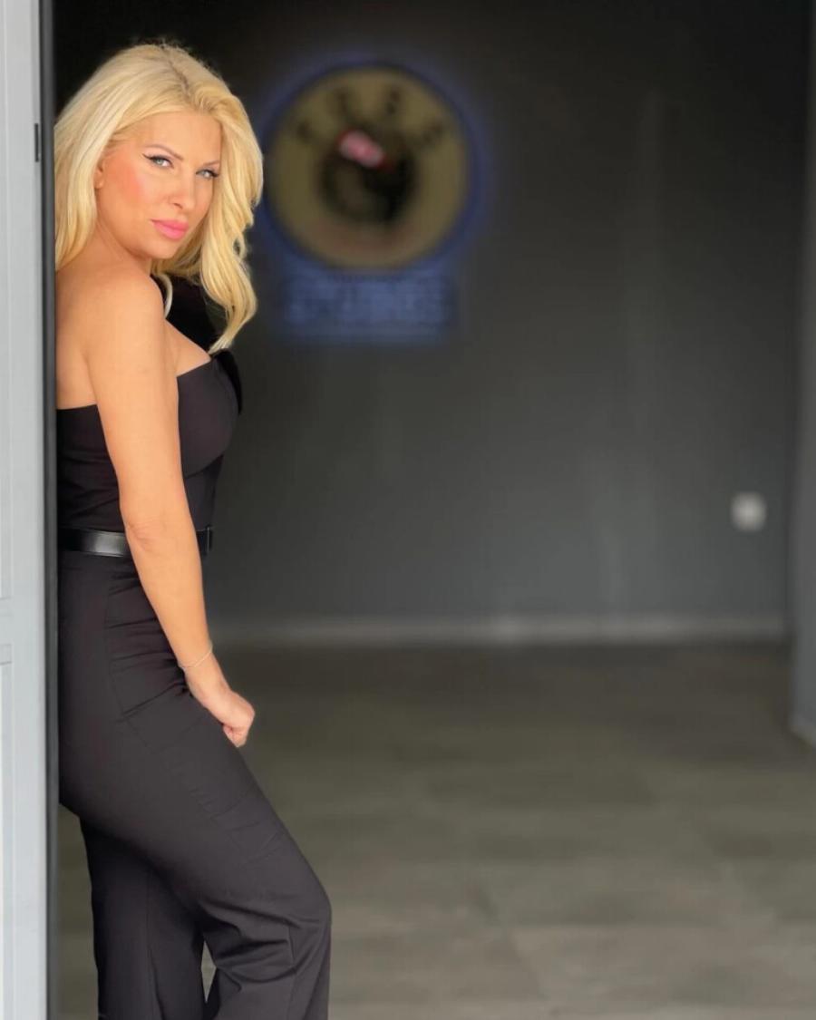 Σπάνε τα τηλέφωνα στα νυχάδικα & όλες ζητούν αυτό που έκανε η Μενεγάκη στα νύχια της, τη Νο1 τάση για 50άρες