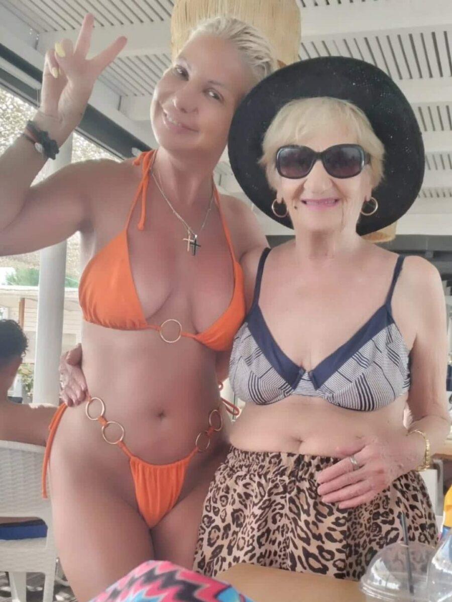 Στέλλα Μπεζαντάκου: Μητέρα και κόρη με Mπικivι στην παραλία – Το Aψεγάδιαστo σώμα της στα 55 και τα λόγια της που κάθε μάνα θέλει να ακούσει