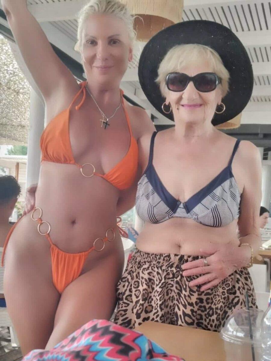 Στέλλα Μπεζαντάκου: Μητέρα και κόρη με Mπικivι στην παραλία – Το Aψεγάδιαστo σώμα της στα 55 και τα λόγια της που κάθε μάνα θέλει να ακούσει