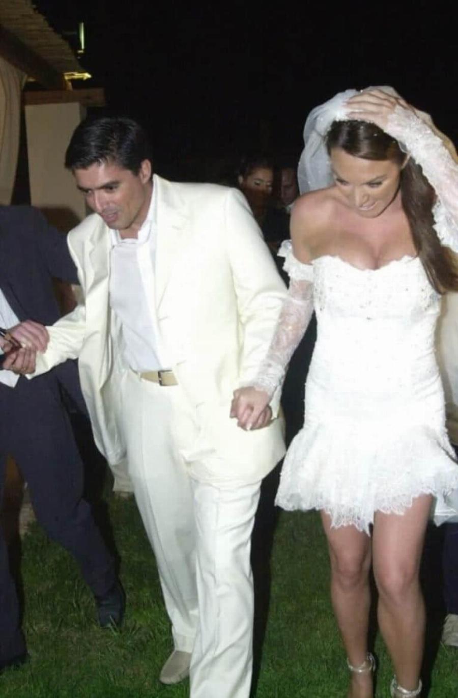 Με μίνι νυφικό, ξώφτερνο πέδιλο, πεντικιούρ που έβγαζε μάτι: Η Στεφανίδου ήταν η πιο κουλ νύφη, 22 χρόνια πριν