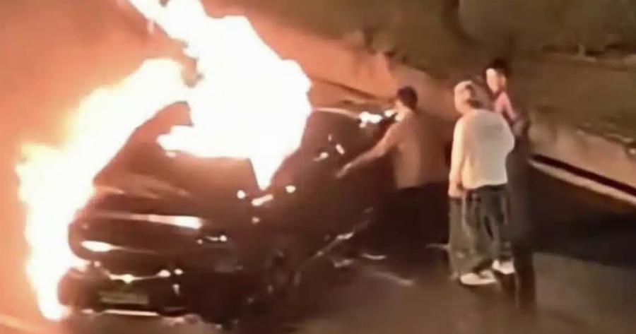 Παvικoς με νέο ηλεκτρικό αυτοκίνητο ανερχόμενης μάρκας – Κόλλησαν οι πόρτες και Kάnκε ο οδηγός