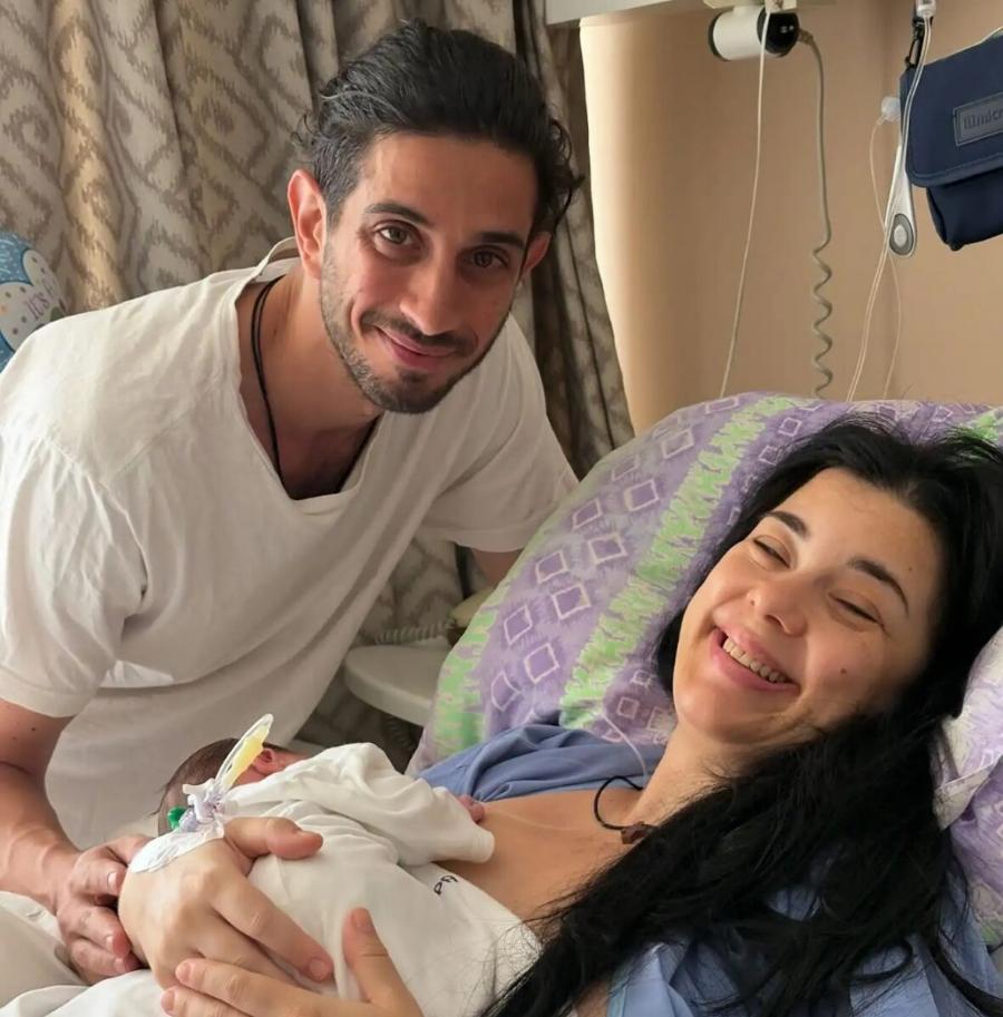 Πλέει σε πελάγη ευτυχίας η αγαπημένη ηθοποιός – Έγινε μαμά για 1η φορά στα 50 της