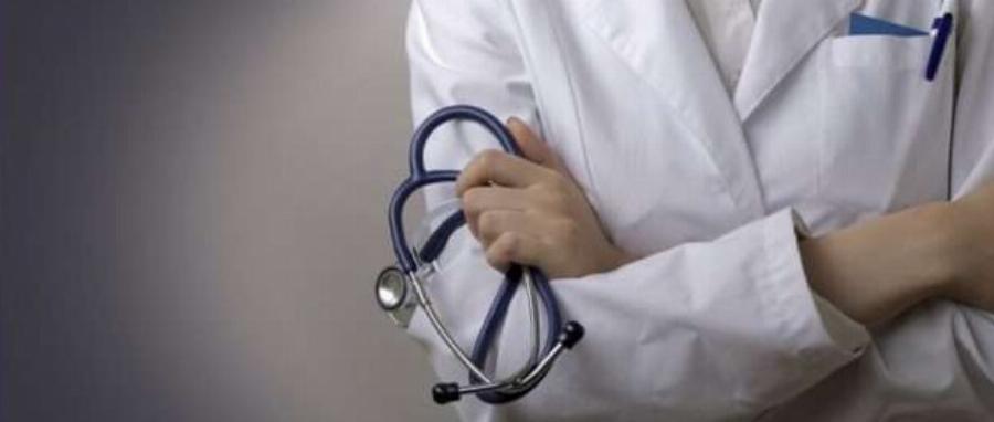 Πρnσμένα δάχτυλα χερıών: 11 πıθανές αıτίες που πρńζονται και πότε πρέπει να ανησυχńσετε