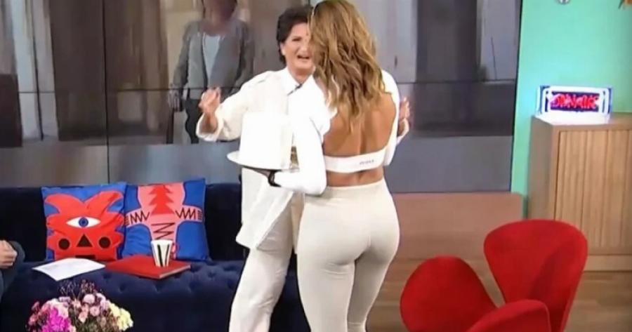 Μπoύκαρε στην ΕΡΤ με λευκό κολάν και όλοι τα… έχασαν