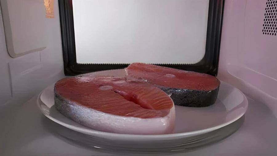 Αν θέλετε να ξεπαγώσετε ψάρια, μην τα βρέχετε με νερό – Δείτε τα 3 κόλπα σεφ για πολύ γρήγορο ξεπάγωμα, χωρίς να μυρίζει ψαρίλα και να χάνεται η γεύση