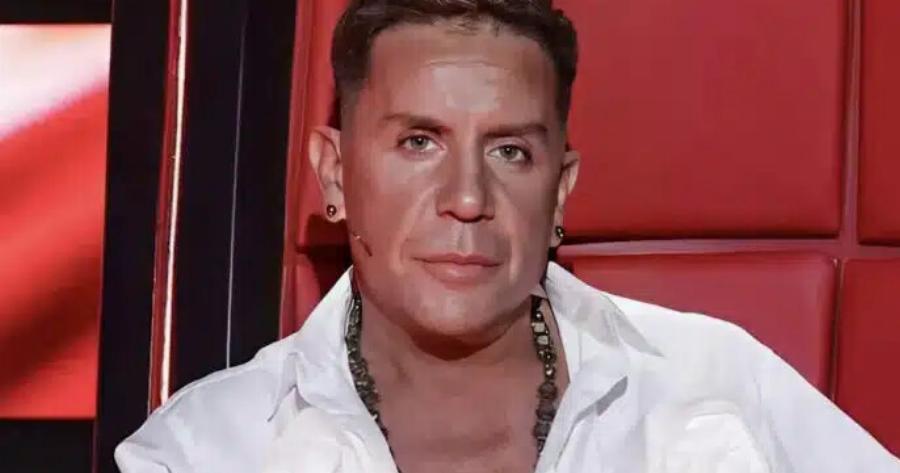 Μαζωνάκης – The Voice: Ντυμένος στα λευκά και με μουσική υπόκρουση το «Ανήκω σε μένα» χαιρετούσε το κοινό