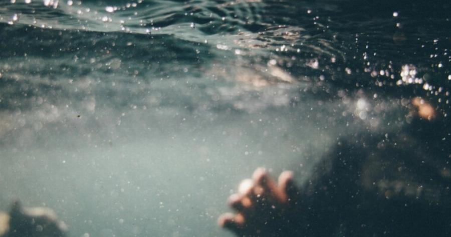 Νόμιζαν πως ήταν ξύλο και τελικά ήταν νεκρός άνθρωπος: Δεύτερος νεκρός από πνιγμό στην χώρα, σοκ σε παραλία