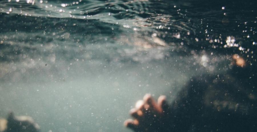 Νόμιζαν πως ήταν ξύλο και τελικά ήταν νεκρός άνθρωπος: Δεύτερος νεκρός από πνιγμό στην χώρα, σοκ σε παραλία