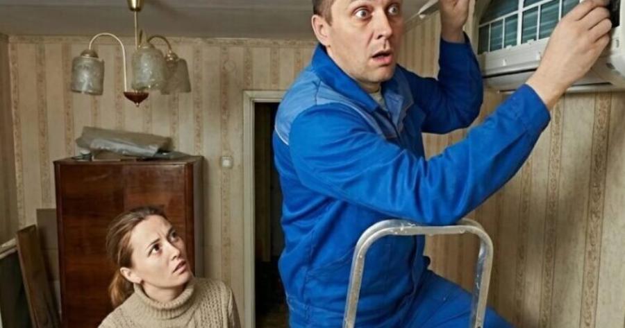 Ο άντρας μου απαγόρευε πάντα να πλησιάζω το κλιματιστικό, αλλά μια μέρα χάλασε ενώ εκείνος έλειπε σε επαγγελματικό ταξίδι: αναγκάστηκα να καλέσω έναν τεχνικό, εκείνος άνοιξε το κάλυμμα, κοίταξε μέσα — και με τρόμο είπε: «Πάρτε αμέσως τα παιδιά και φύγετε από αυτό το σπίτι…»