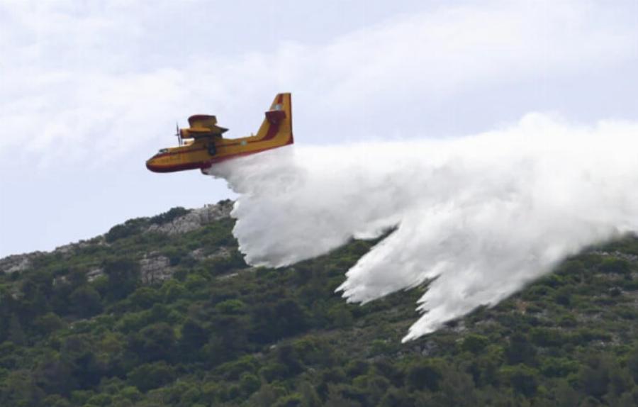 Γιατί πετάνε πυροσβεστικά αεροπλάνα και ελικόπτερα στην Αττική