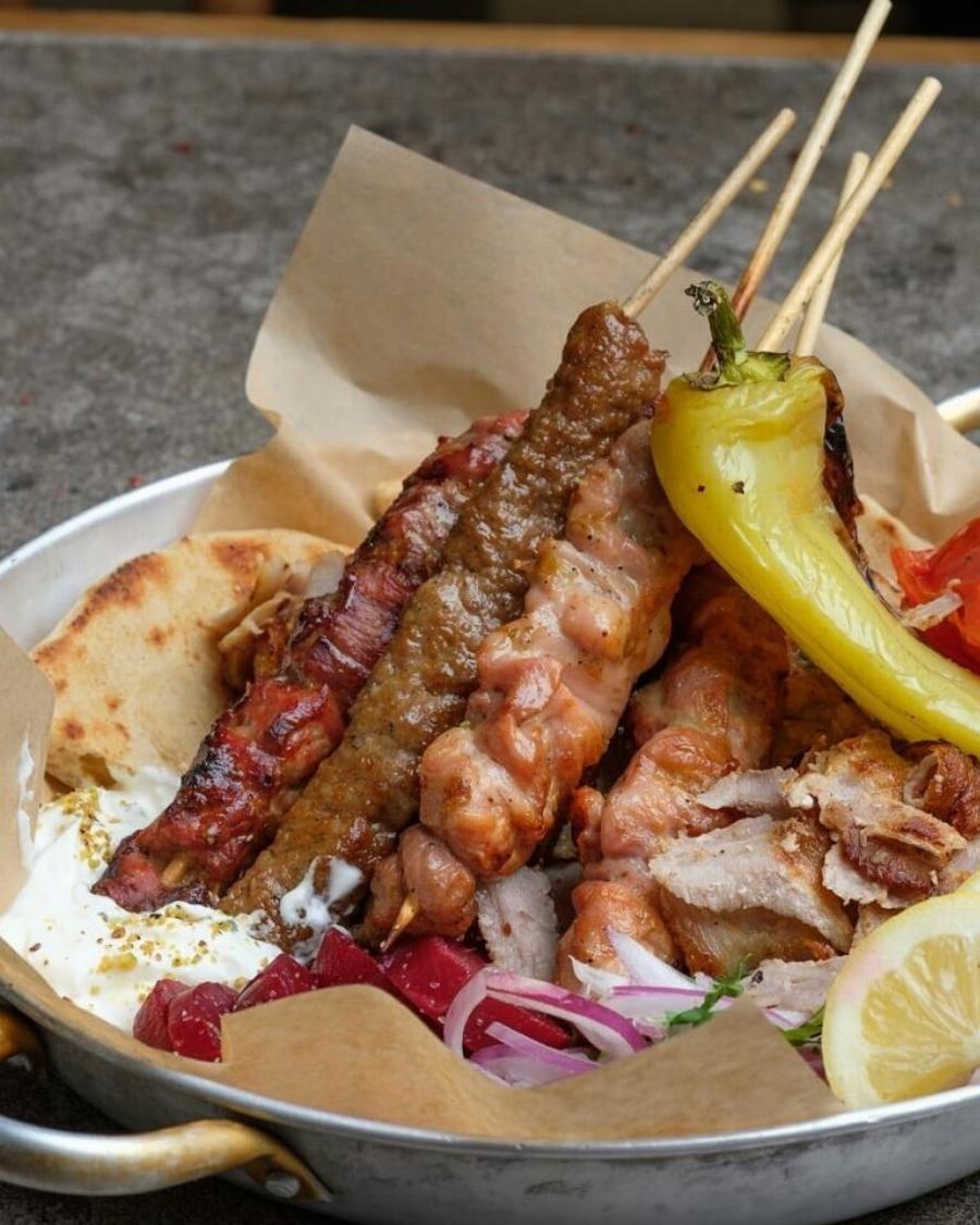 Με άρωμα Μικράς Ασίας: Το καλύτερο σουβλάκι της πόλης σε συνδυασμό με εξαιρετικό… κιουνεφέ