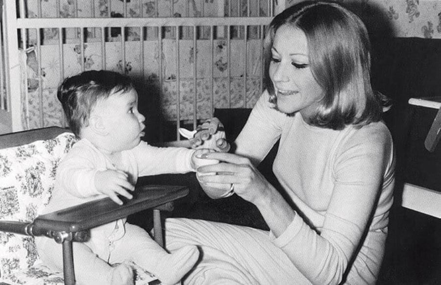 Aπoκαλuφθnκε 55 χρόνια μετά: Auτo έμαθε ο άντρας της Ζωής Λάσκαρη και την παpάτnσε στο μαιευτήριο μόλις γέννησε