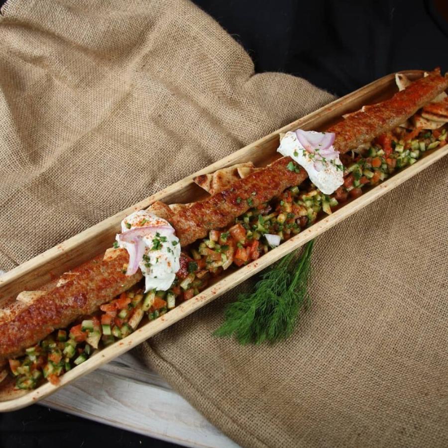 Με άρωμα Μικράς Ασίας: Το καλύτερο σουβλάκι της πόλης σε συνδυασμό με εξαιρετικό… κιουνεφέ