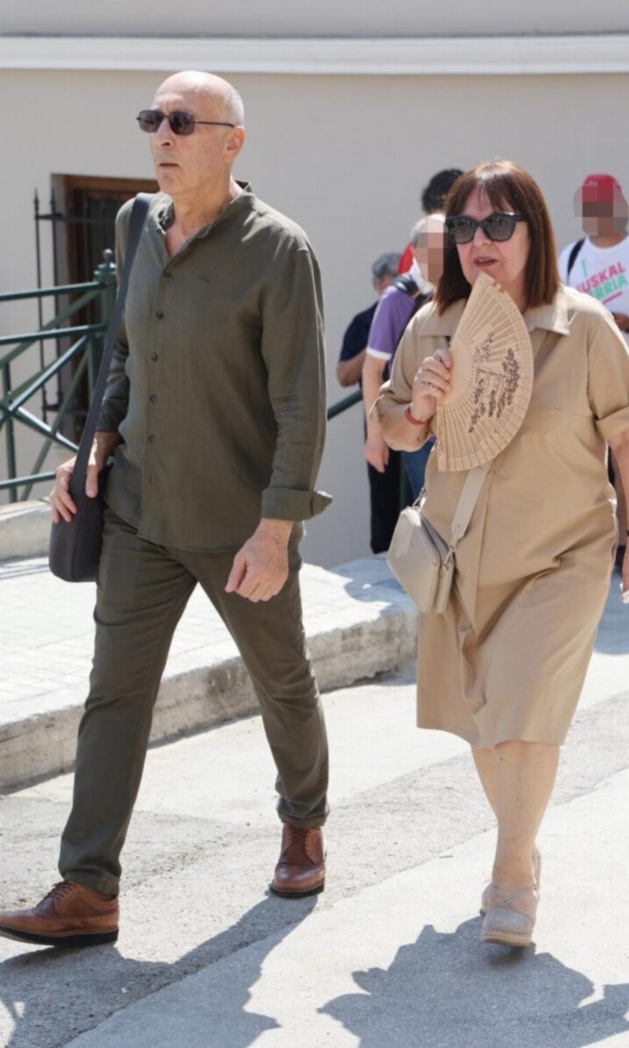 Όλοι παρατήρησαν το στεφάνι του «Παρά 5» και δάκpuσαv: Το στεφάνι στην Knδεiα του Γεράσιμου Μιχελή που pάγισε καρδιές