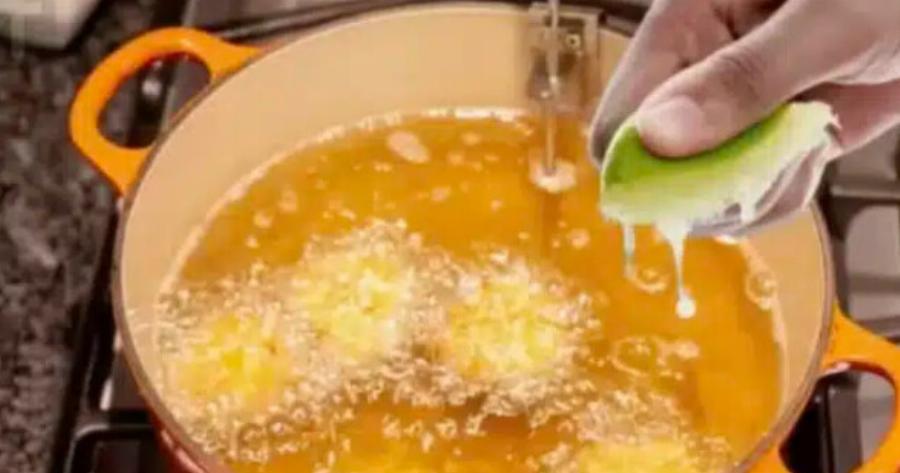 Ποιο είναι το αποτέλεσμα αν στύψουμε χυμό λεμονιού μέσα στο λάδι πριν το τηγάνισμα;