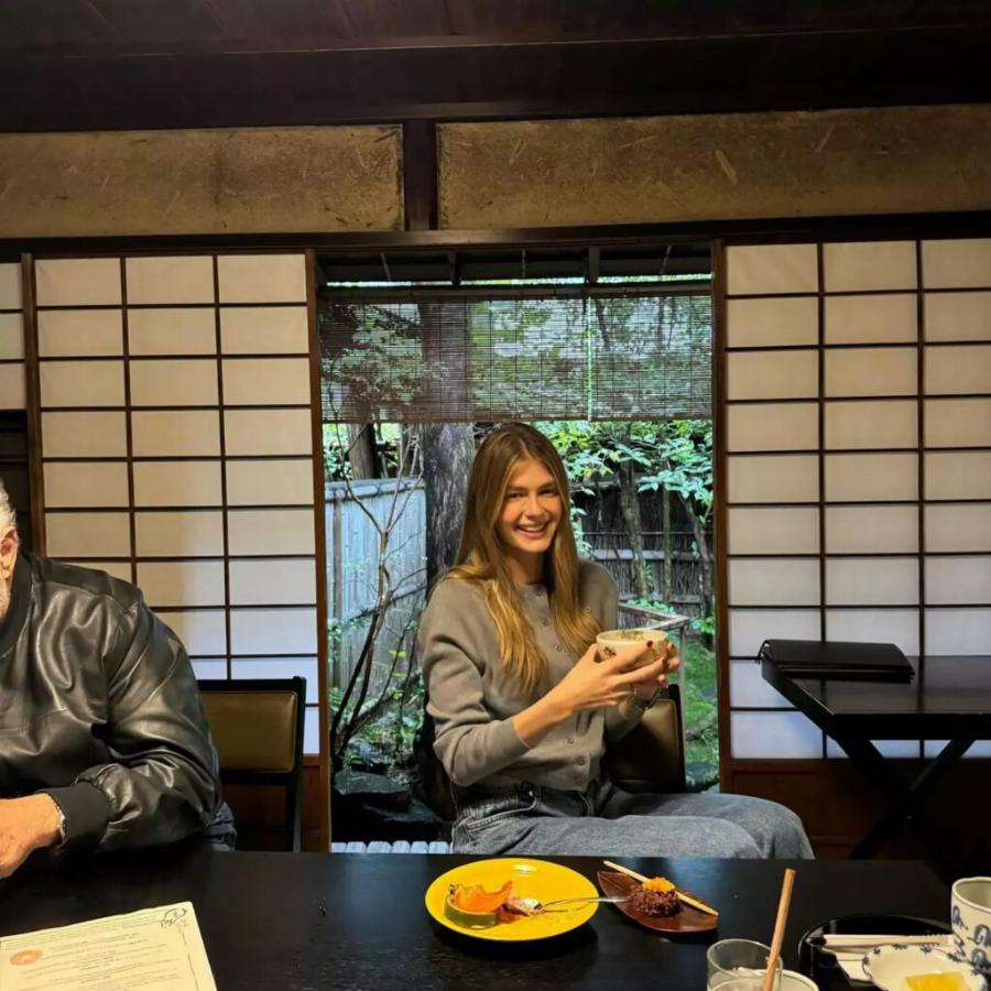 Αμαλία Κωστοπούλου: Πήγε Ιαπωνία με τον σύντροφό της, ανέβασε φώτο μαζί του και φάνηκε κάτι που… ξέχασε να βγάλει