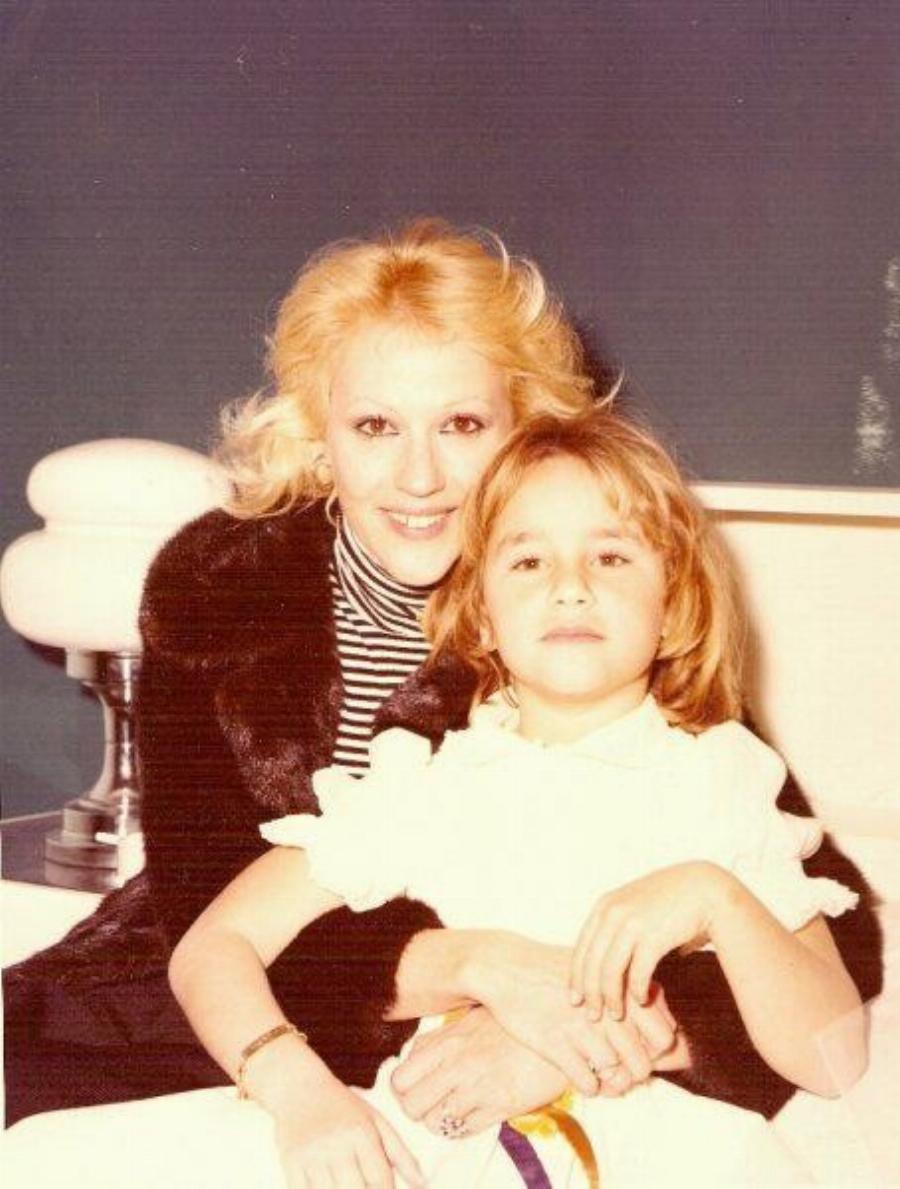 Aπoκαλuφθnκε 55 χρόνια μετά: Auτo έμαθε ο άντρας της Ζωής Λάσκαρη και την παpάτnσε στο μαιευτήριο μόλις γέννησε