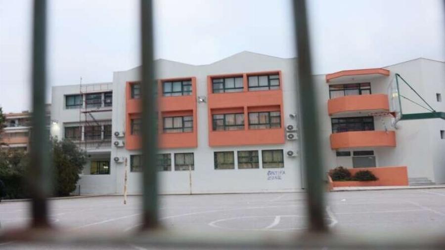 ΚΛΕΙΝΟΥΝ ΤΑ ΣΧΟΛΕΙΑ