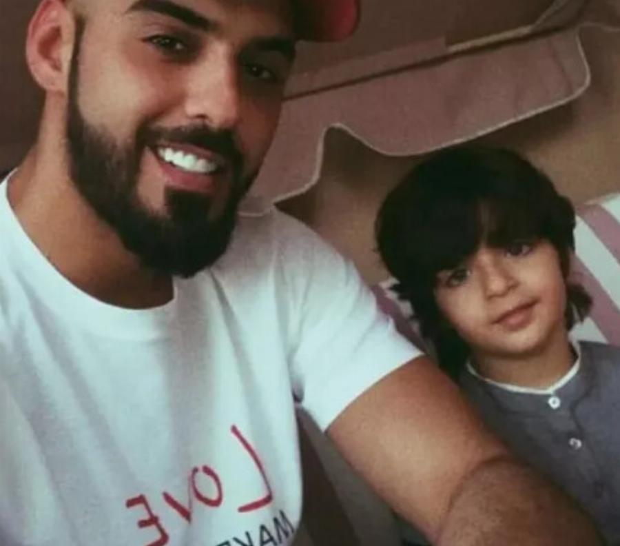 «Όπως ο Πατέρας, Έτσι και ο Γιος»: Ο Μικρός Γιος του «Πιο Όμορφου Ανθρώπου στον Πλανήτη» Έχει Ήδη Πολλούς Θαυμαστές!