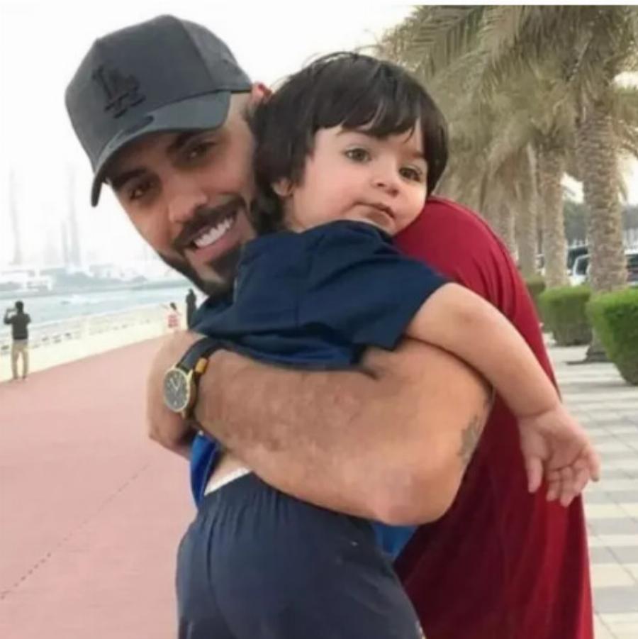 «Όπως ο Πατέρας, Έτσι και ο Γιος»: Ο Μικρός Γιος του «Πιο Όμορφου Ανθρώπου στον Πλανήτη» Έχει Ήδη Πολλούς Θαυμαστές!