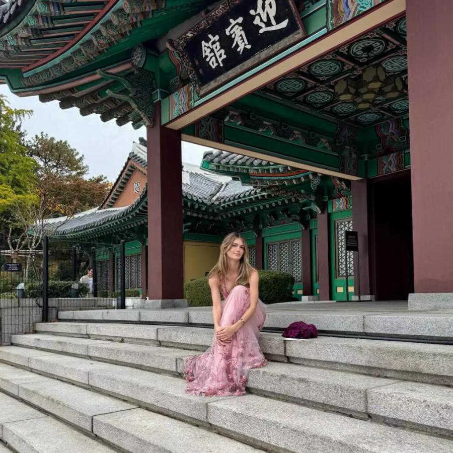 Αμαλία Κωστοπούλου: Πήγε Ιαπωνία με τον σύντροφό της, ανέβασε φώτο μαζί του και φάνηκε κάτι που… ξέχασε να βγάλει