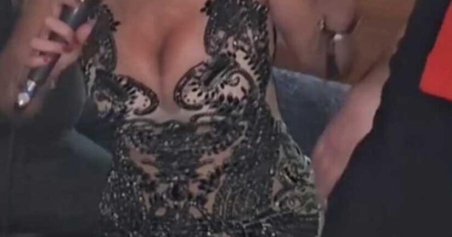 Χαμός με υπερκαλλονή Ελληνίδα τραγουδίστρια σε μαγαζί: Έγινε αγνώριστη πιο όμορφη από ποτέ – Βίντεο