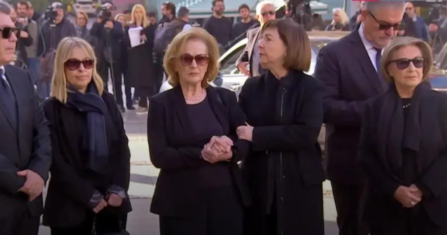 ΕΚΤΑΚΤΟ: Ποια είναι η γυναίκα που λιποθύμησε στην κηδεία του Κώστα Σημίτη