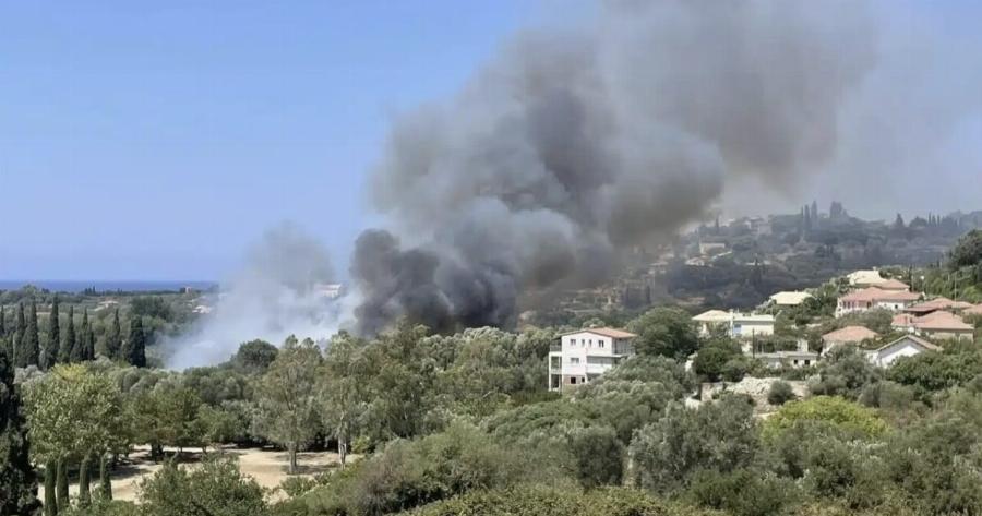 Νέα μεγάλη φωτιά τώρα σε νησί δίπλα από σπίτια – Συναγερμός στην Πυροσβεστική – Ήχησε το 112