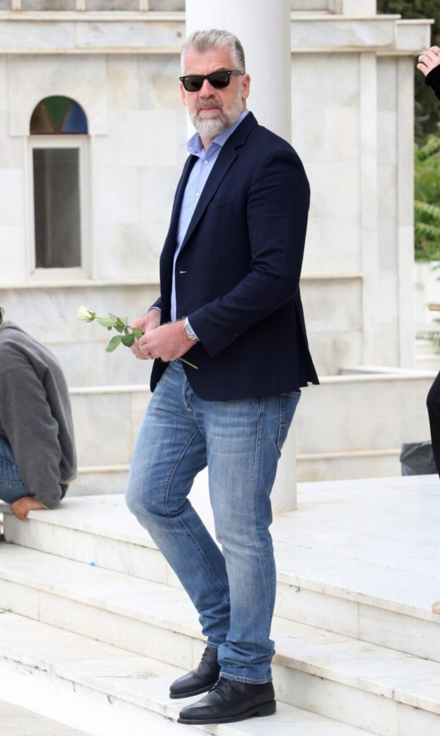 Συντετριμμένος ο γιος της Άννας Παναγιωτοπούλου στην κηδεία της: Έτσι την αποχαιρέτησε