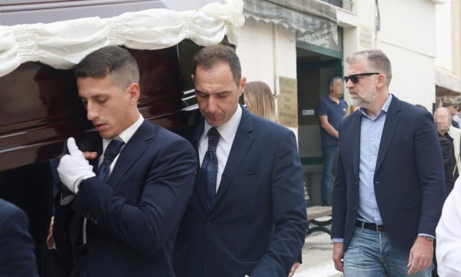 Συντετριμμένος ο γιος της Άννας Παναγιωτοπούλου στην κηδεία της: Έτσι την αποχαιρέτησε