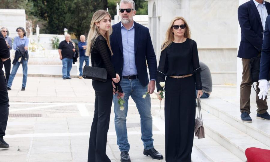 Συντετριμμένος ο γιος της Άννας Παναγιωτοπούλου στην κηδεία της: Έτσι την αποχαιρέτησε