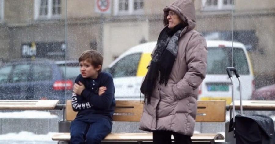 Εσύ θα έδινες το μπουφάν σου σε ένα μικρό παιδί που κρυώνει;
